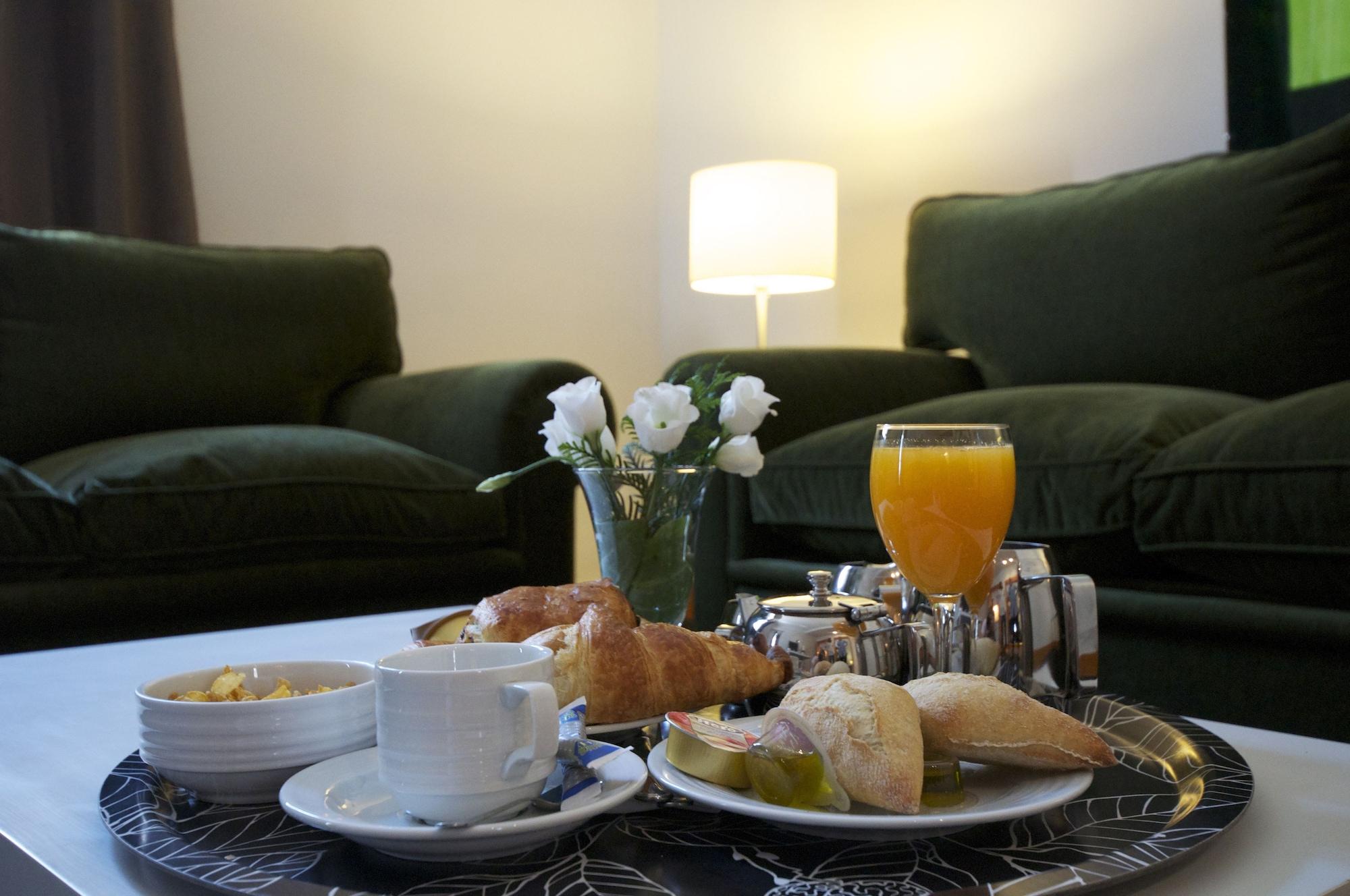 Prado Aparthotel 4*